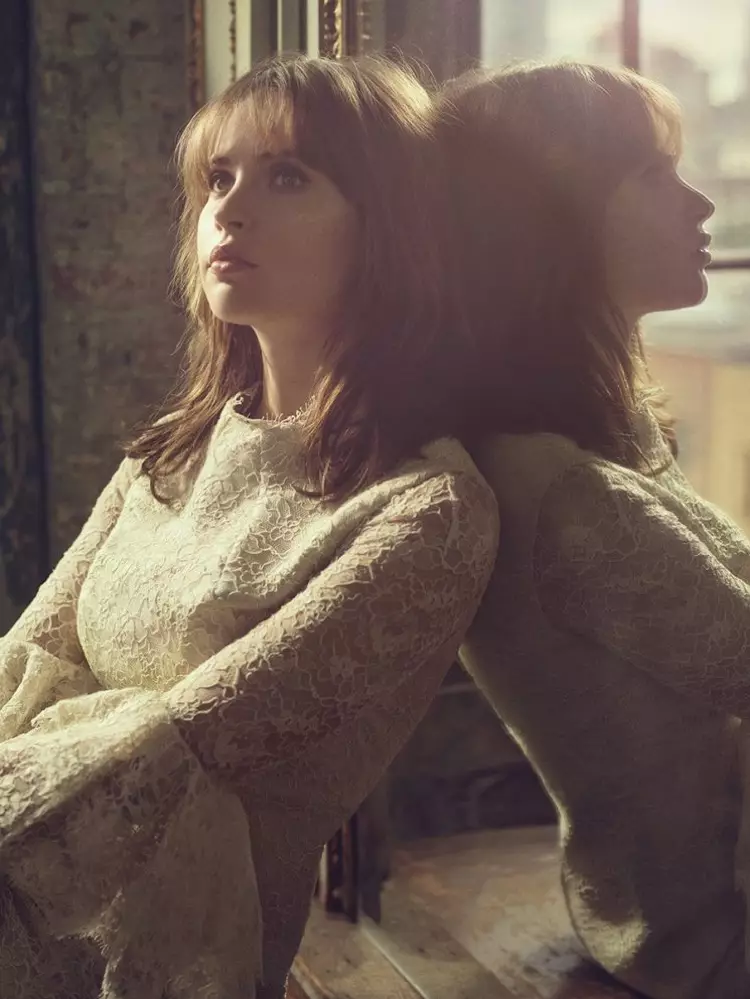 Wojambula Felicity Jones amavala chovala choyera cha lace