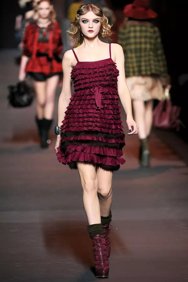 Christian Dior Fall 2011 | ပဲရစ်ဖက်ရှင်ရက်သတ္တပတ်