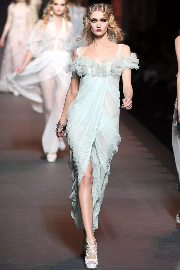 Christian Dior Fall 2011 | ပဲရစ်ဖက်ရှင်ရက်သတ္တပတ်