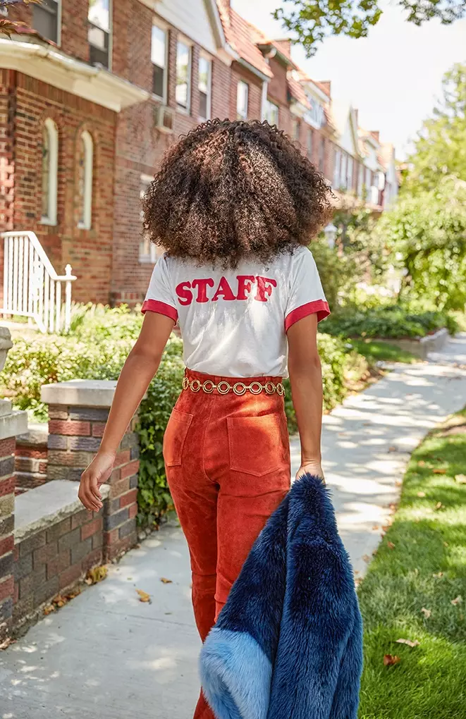 Serayah huet héich Taille Hosen mat engem T-Shirt deen 'STAFF' um Réck liest