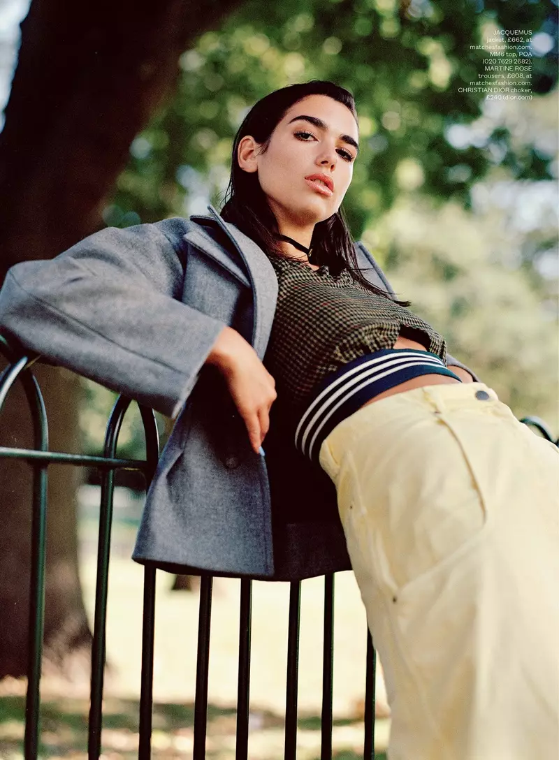 Dua Lipa bi çakêtê Jacquemus, top MM6, pantolonê Martine Rose û çokera Diorê pozê dike.