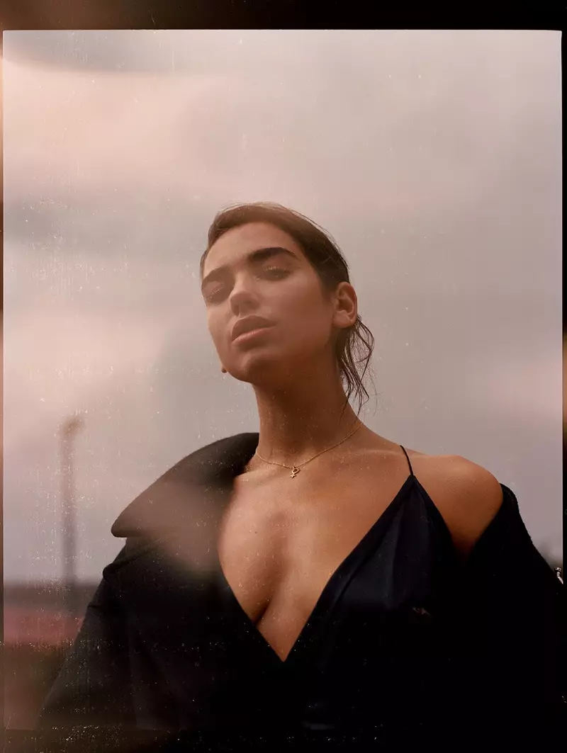 Dua Lipa Saint Laurent ruhát és kabátot visel