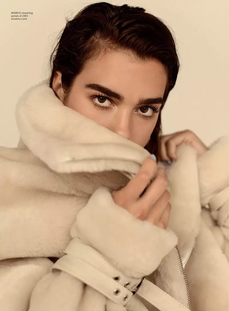 Dua Lipa vertuscht sich und trägt eine MISBHV-Lammfelljacke