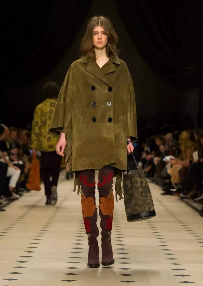 Burberry îmbrățișează anii 1970 și Fringe pentru toamna 2015