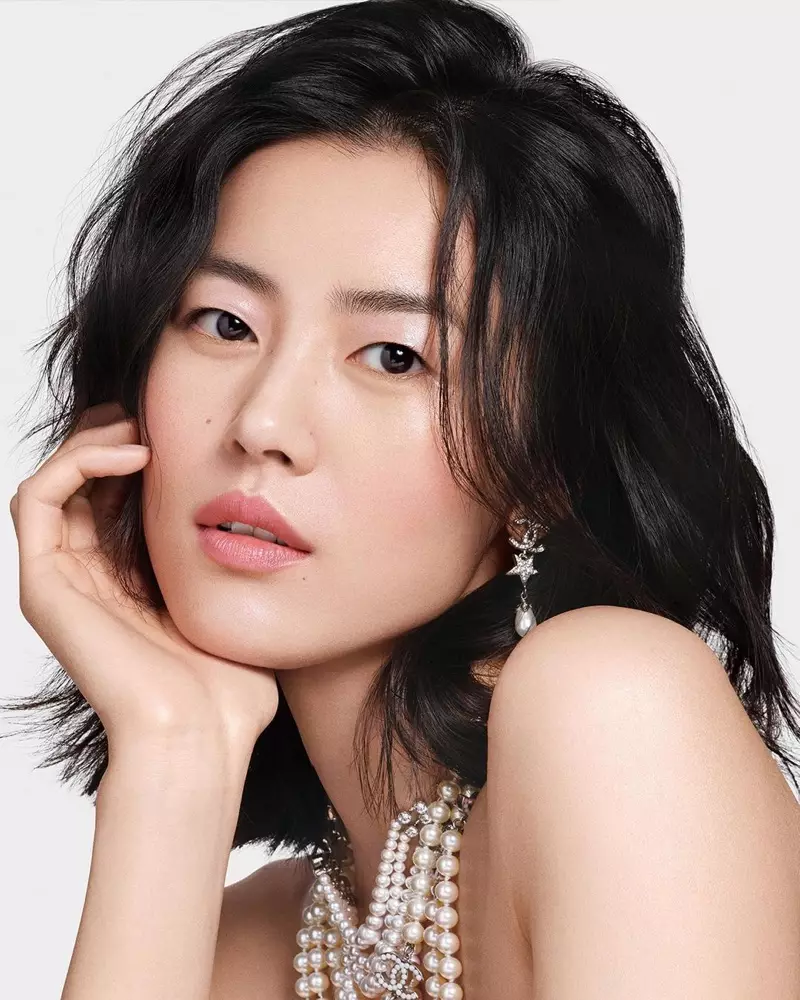 Liu Wen anaonekana katika kampeni ya Chanel ya Rangi ya Chanel.