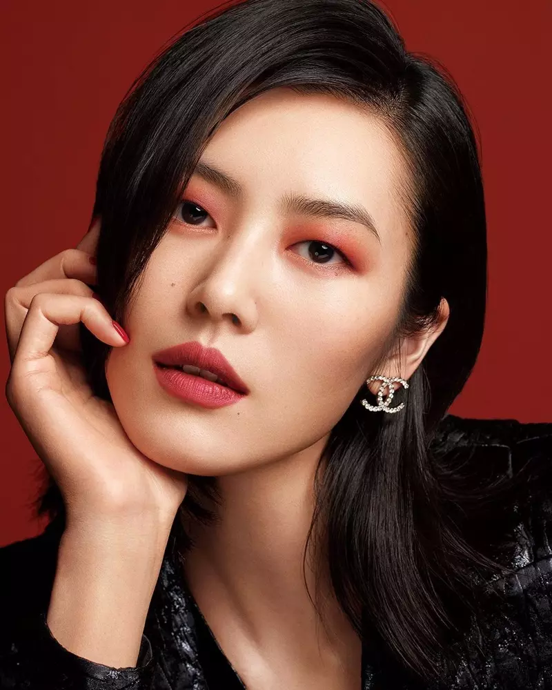 Liu Wen mahnitet në të kuqe për fushatën e grimit Chanel Colors of Chanel.