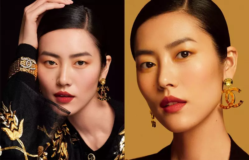 Liu Wen skinner i guld og står foran Chanel Colors of Chanel-kampagnen.