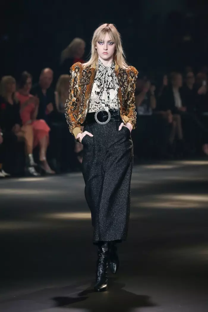 La modella indossa giacca leopardata e pantaloni a vita alta della collezione autunno 2016 di Saint Laurent