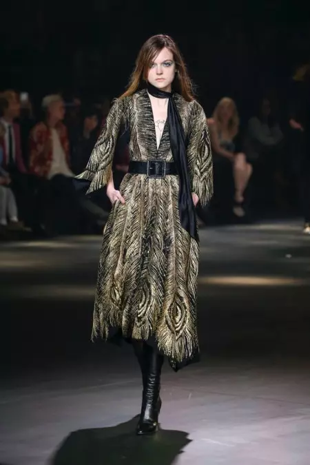 Mae Saint Laurent yn Gweini ar Vibes y 70au ar gyfer Fall 2016