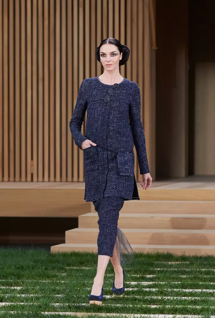 D'Mariacarla Boscono trëppelt d'Piste bei Chanel's Fréijoer 2016 Haute Couture Show mat enger laanger Jackett a passende Bleistift Rock