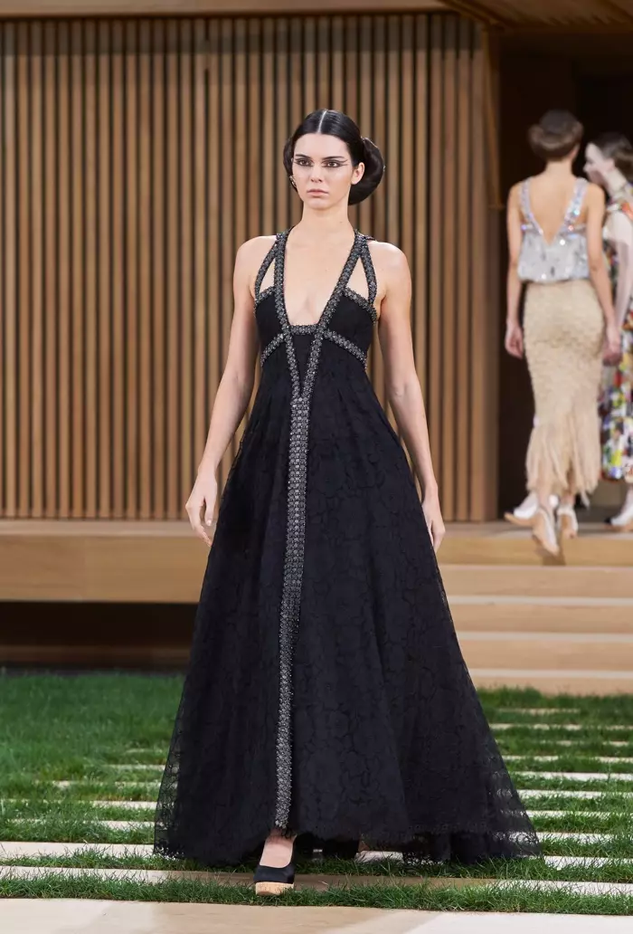 Kendall Jenner yn cerdded y rhedfa yn sioe haute couture gwanwyn 2016 Chanel yn gwisgo gŵn du gyda brodwaith