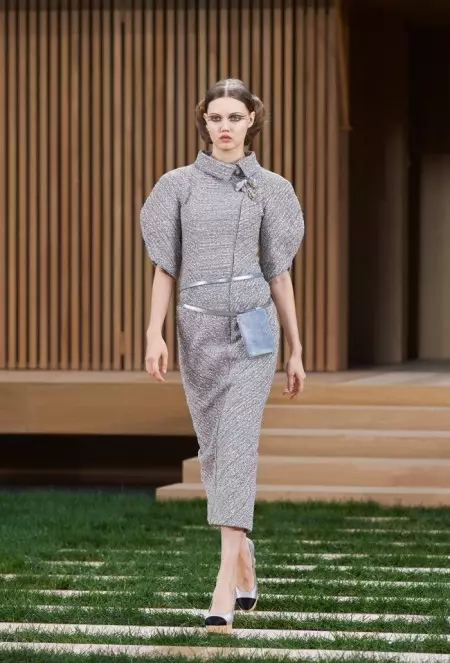 I-Chanel ihamba ngokuzola kwi-Spring 2016 Couture