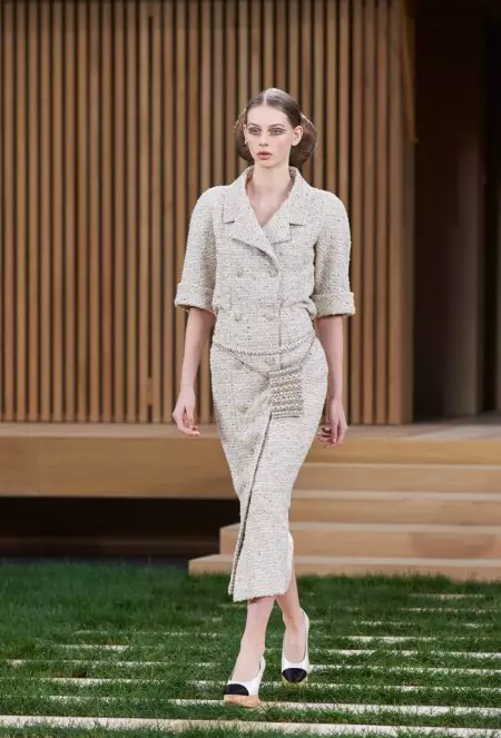 Chanel သည် Spring 2016 Couture အတွက် ငြိမ်သက်သွားသည်