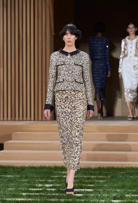 Chanel Goes Tranquil rau lub caij nplooj ntoos hlav 2016 Couture