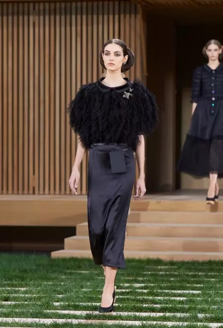 Chanel se liniștește pentru Couture de primăvară 2016