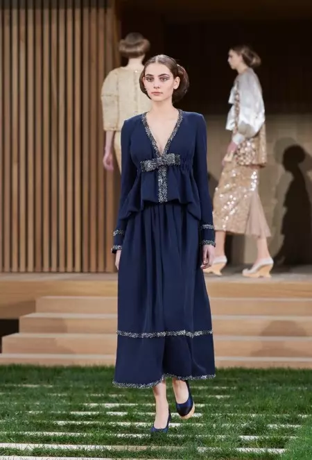 Chanel သည် Spring 2016 Couture အတွက် ငြိမ်သက်သွားသည်