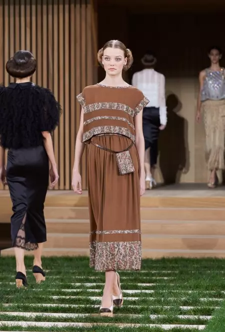 Chanel wuxuu u socdaa xasilloonida guga 2016 Couture