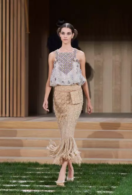 Chanel သည် Spring 2016 Couture အတွက် ငြိမ်သက်သွားသည်