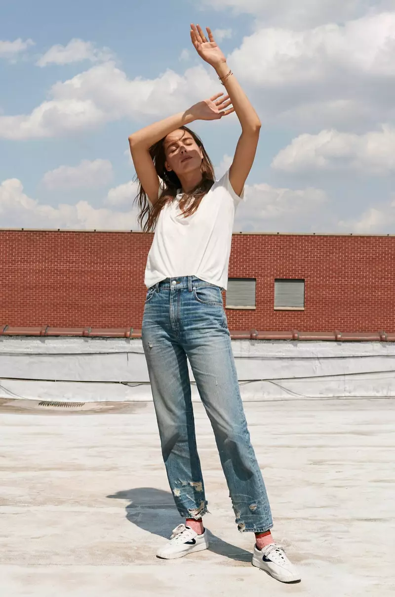 Madewell Alto Scoop Tee, Rivet & Thread High-Rise Slim Boyjeans na Tretorn Nylite Plus Sneakers katika Ngozi na Velvet