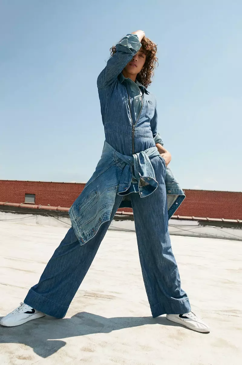 Madewell Denim Wide-Leg Jumpsuit, Chambray Oversized Ex-boyfriend Shirt, O Jean Jackie Oversized i le Capstone Wash (ua fai i puimanava) ma Tretorn Nylite Plus Sneakers i Pa'u ma Velvet