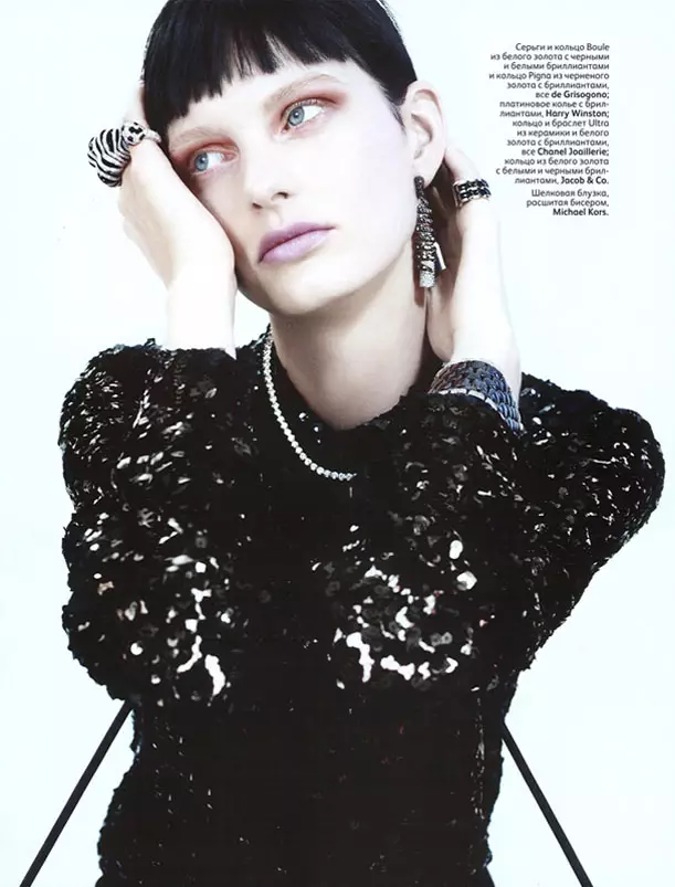 Patricia van der Vliet glinster in Catherine Servel se Vogue Russia Shoot