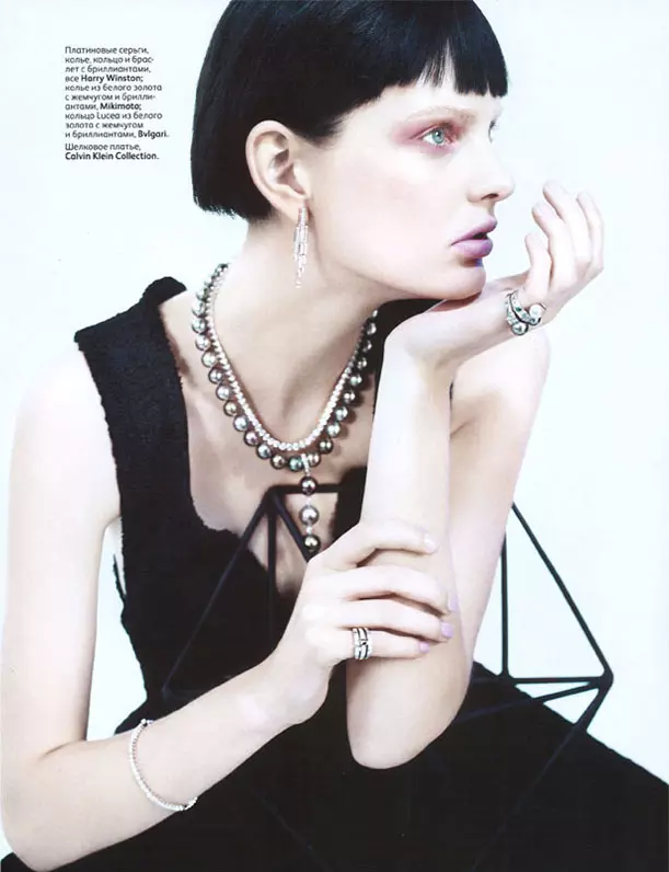 Patricia van der Vliet distira egiten du Catherine Servel-en Vogue Russia Shoot-n