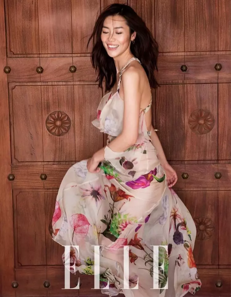 Modellen Liu Wen bär en blommig klänning