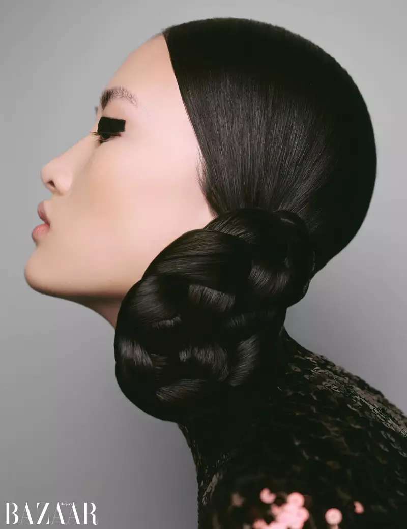 Jing Wen poartă un guler Dior.