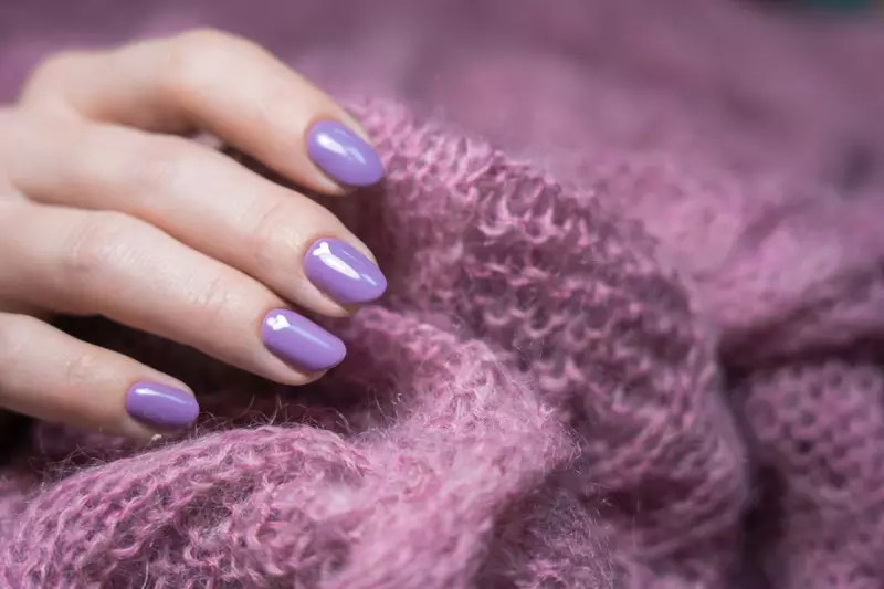 Kahayag nga Purple Manicure