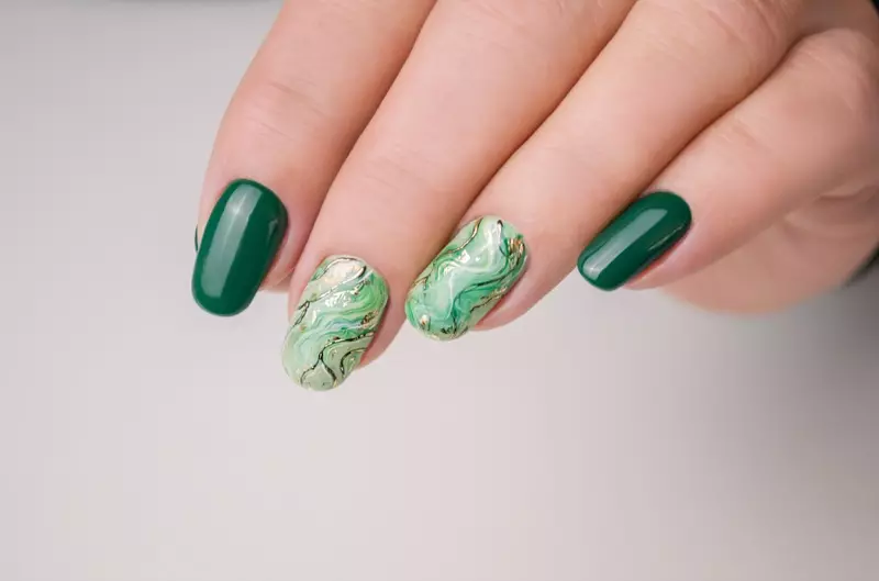 Green Manicure Lak na nehty Metallic Swirl Idea