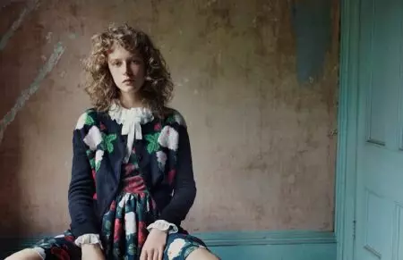 Blugirl omarmt bloemen voor herfstcampagne