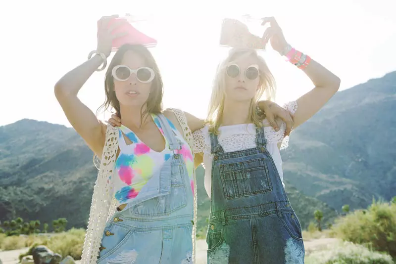 Hannah Holman ve Chelsea Tyler, LF Stores Festival Lookbook için Yaz Eğleniyor