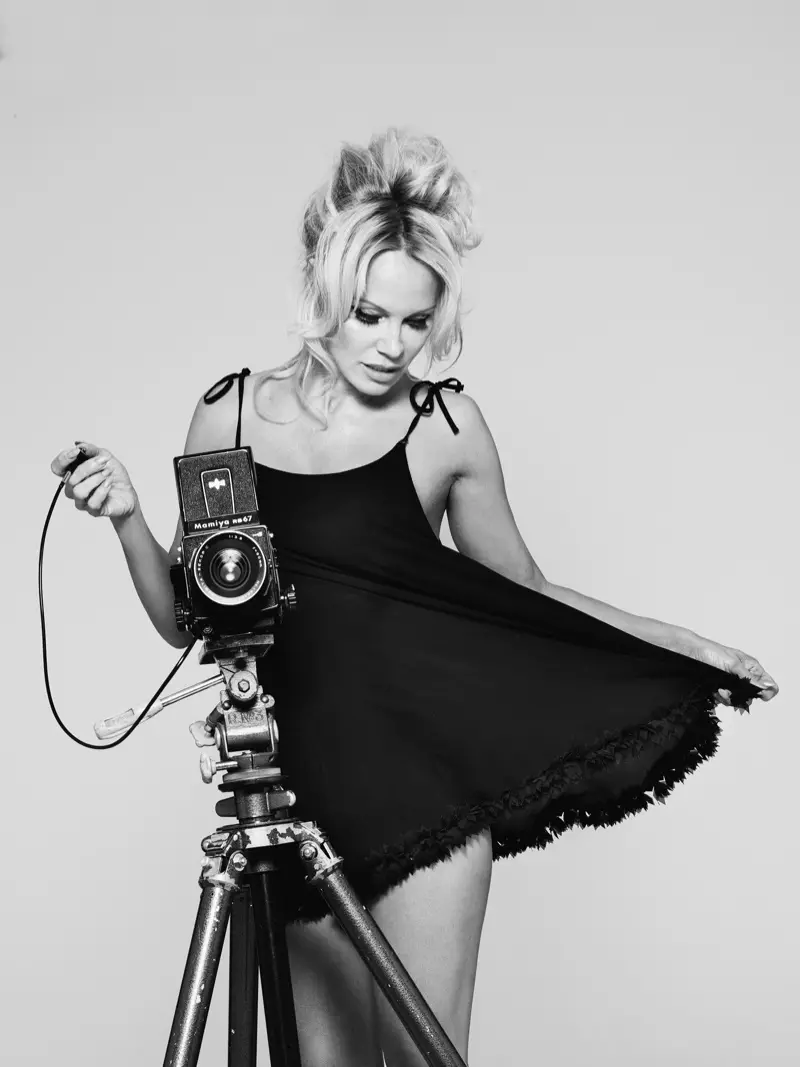 Pamela Anderson akiwa amevalia mavazi ya kuteleza. Picha: Rankin/Huduma Kamili ya Coco de Mer