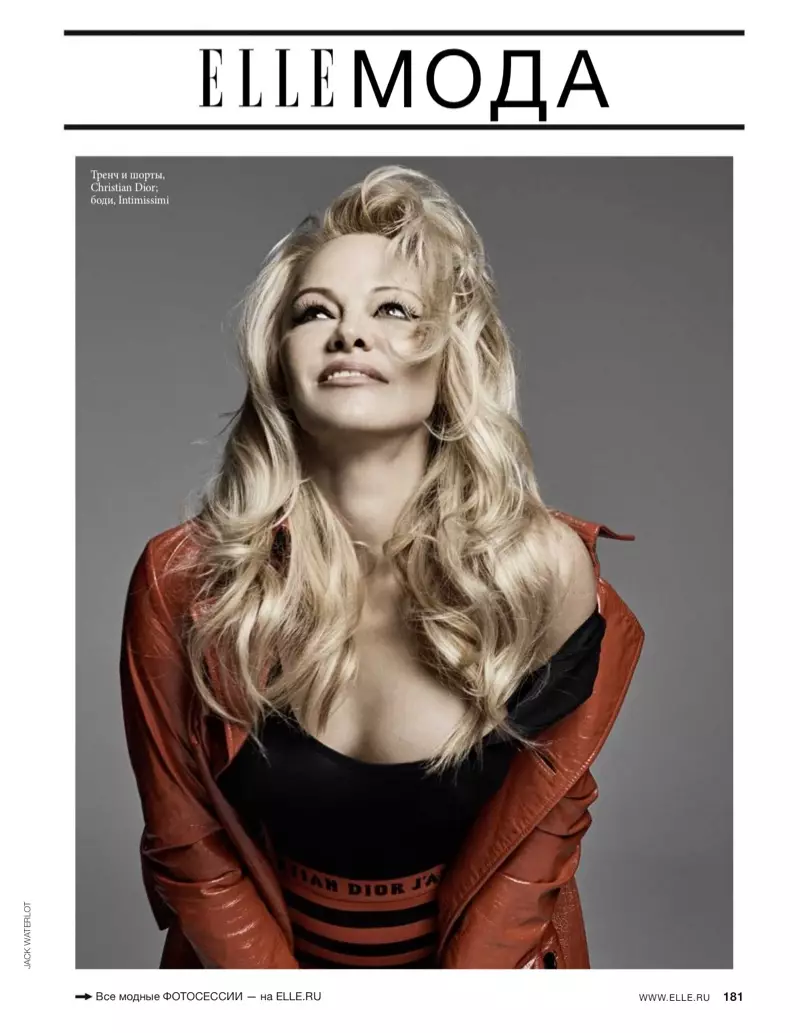 Pamela Anderson nosi Dior jakno in kratke hlače s bodijem Intimissimi