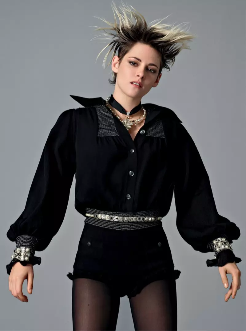 Kristen Stewart nganggo klambi ireng kanggo kampanye musim semi-musim panas 2020 Chanel