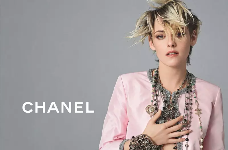 L'attrice Kristen Stewart è carina in rosa per la campagna Chanel primavera-estate 2020