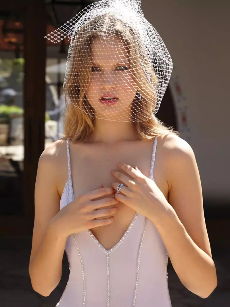 Elisabeth modelira obleko z v-izrezom s poročno tančico