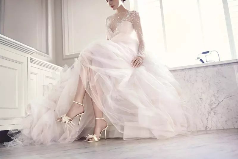 Jimmy Choo Vivien Ivory Satin Sandal dengan Feather Bow