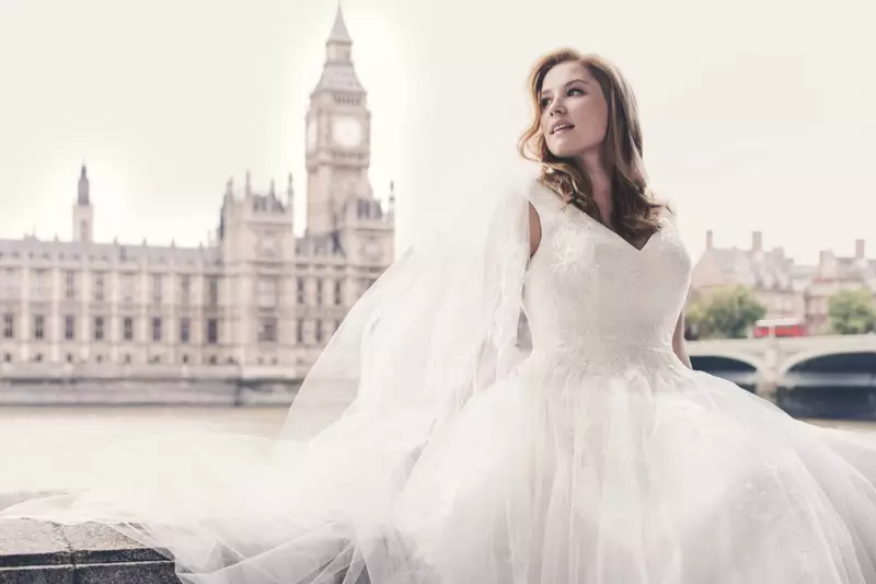 В новой рекламной кампании David’s Bridal появилась модель plus-size