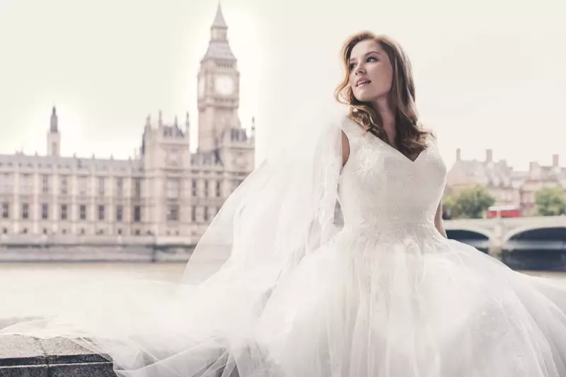 Un modello taglie forti è protagonista della campagna di David's Bridal per la primavera 2016