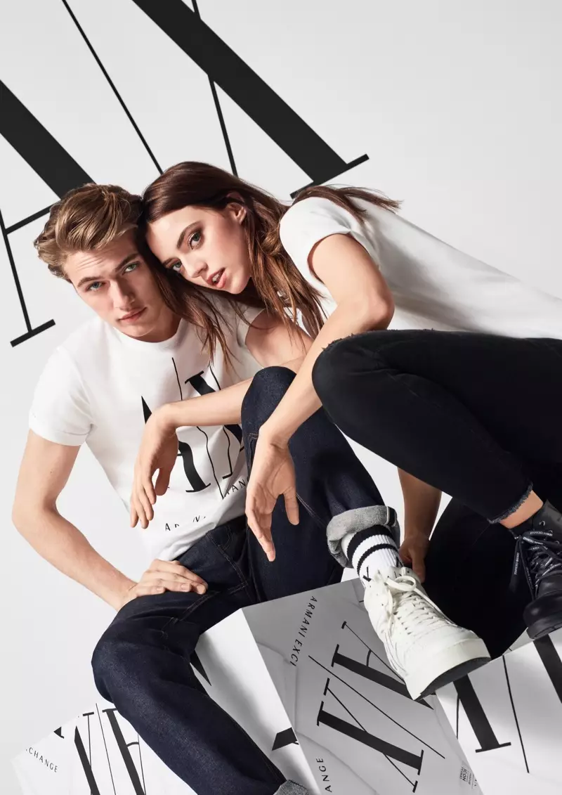 Os irmãos Lucky Blue e Pyper America Smith aparecem na campanha de outono-inverno de 2019 da Armani Exchange