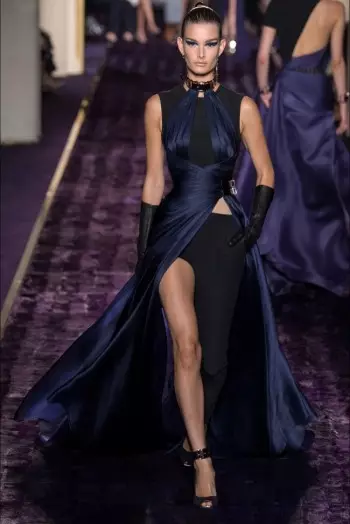 Pinapalabas ng Atelier Versace ang Body-Con Haute Couture para sa Fall 2014