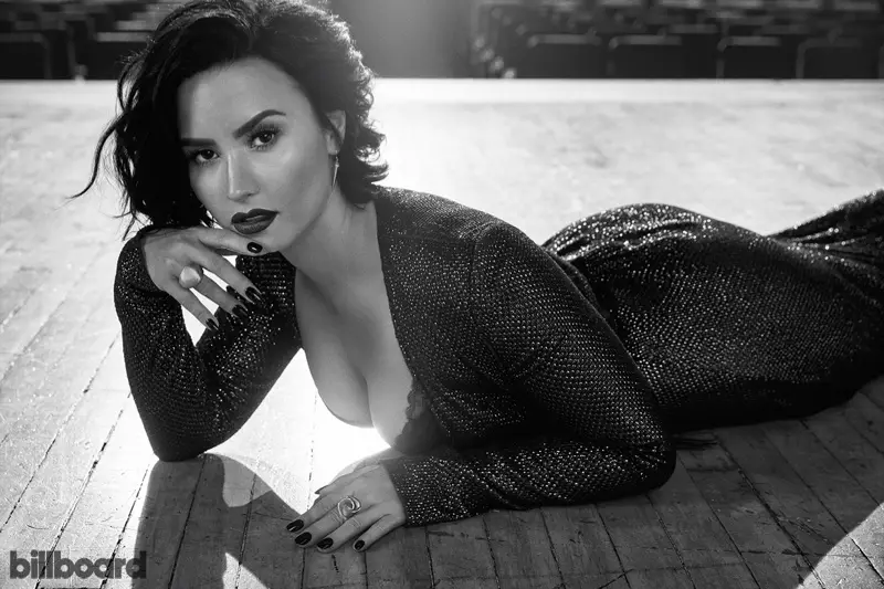 Demi Lovato obnosi się ze swoimi krągłościami w dopasowanej cekinowej sukience