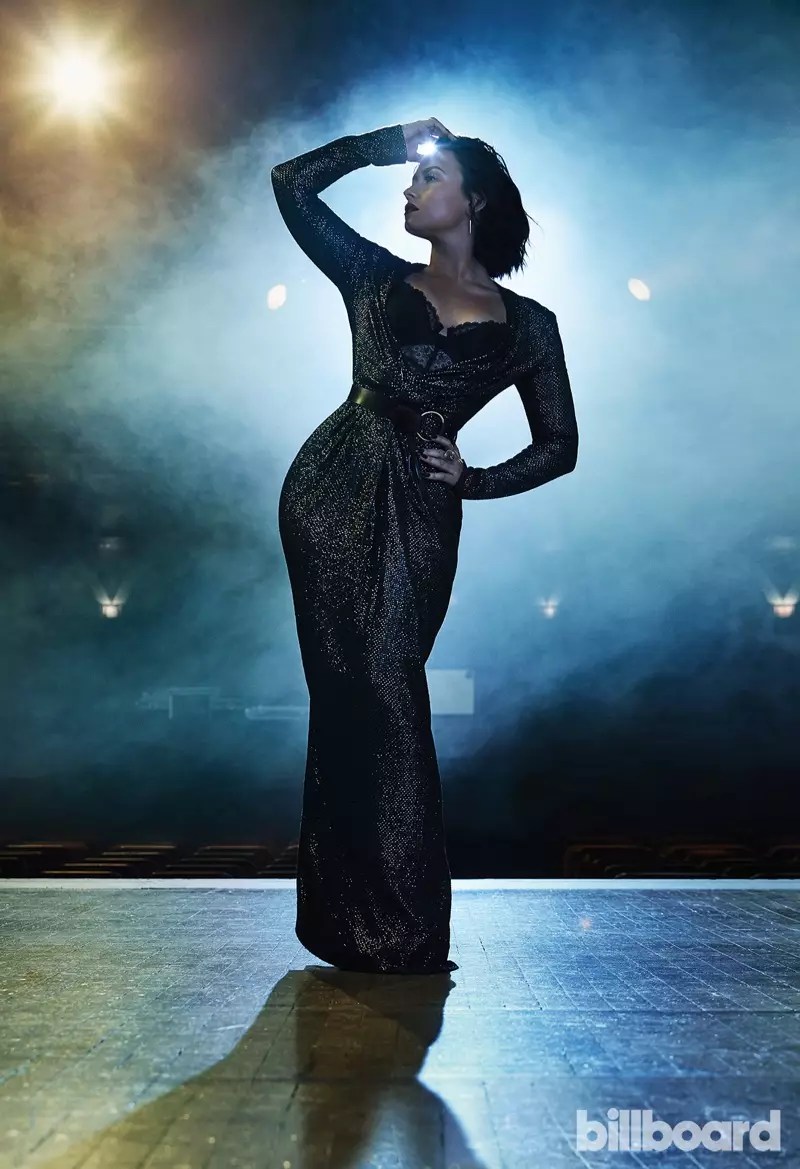 Demi Lovato wchodzi na scenę w zdobionej sukni