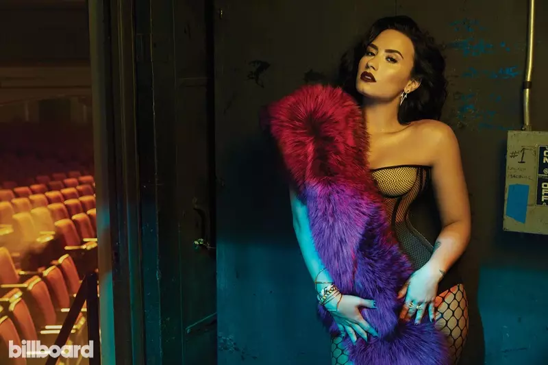 Demi Lovato pozuje w fuksjowej stule z gorsetową górą