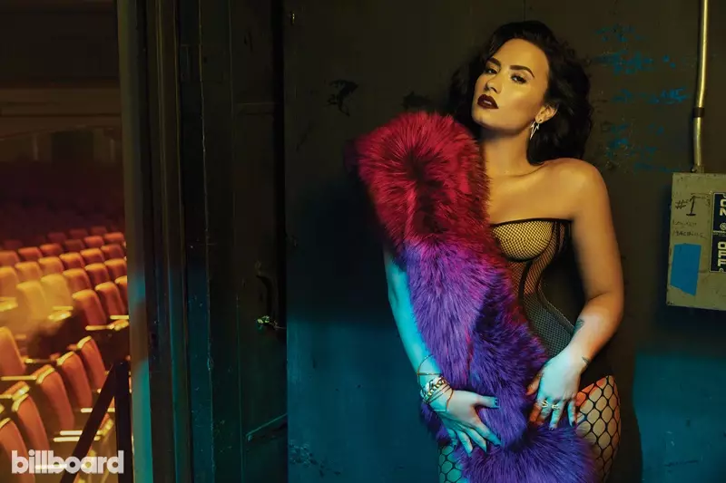 Demi Lovato dregur upp glammið í Billboard Magazine