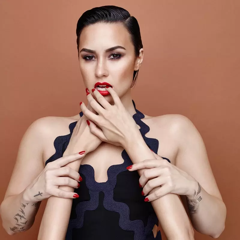 Demi Lovato nastopa v fotografiranju Refinery29