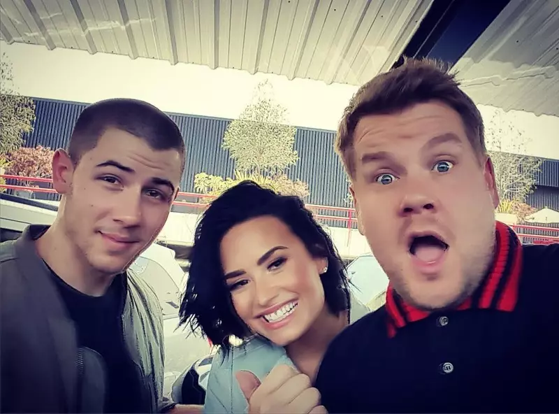 Nick Jonas, Demi Lovato ja James Corden poseeraavat selfieissä