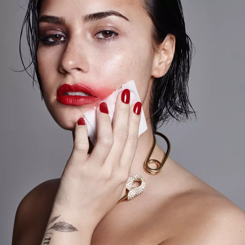 Demi Lovato yambara lipstick itukura hamwe na manicure ihuye