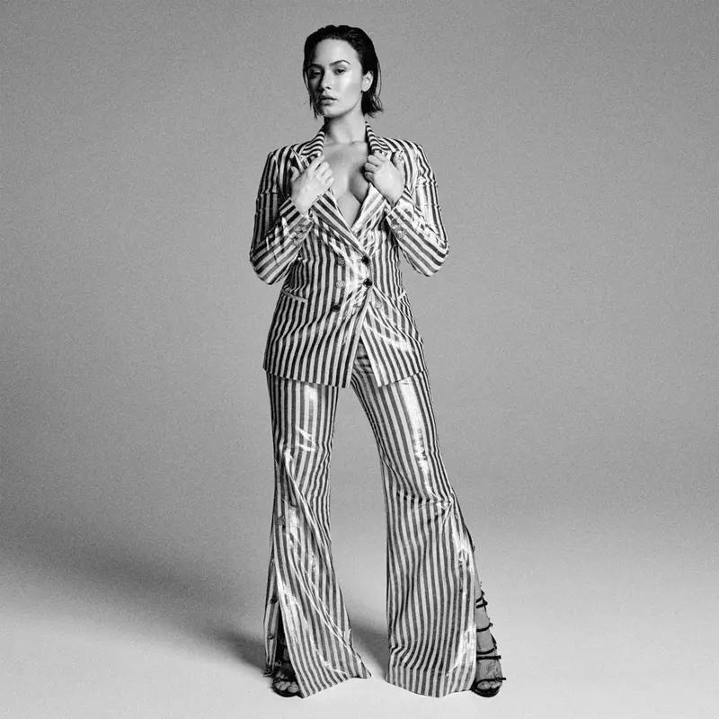 Demi Lovato se îmbracă în costum pantalon cu dungi Sveta cu sandale Giuseppe Zanotti